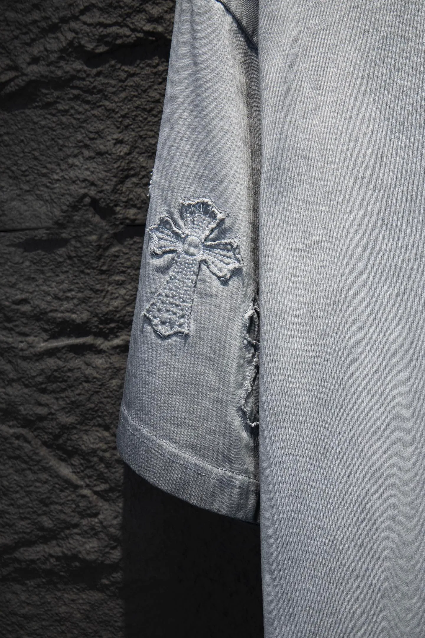 P200 🆕Chrome Hearts os version is really charming and Chrome Hearts is really a must-have. Each season's new version is made to the extreme. It is very practical and can be worn casually. Nice✔️ - ⚠️100% cotton. Made of 32-count double yarn, 260-gram weight fabric and imported knitted carded cotton. The thickness is moderate, drapey and contoured, and the upper body is comfortable! ! It is very tolerant to fat body types and can instantly lose five pounds after wearing it!  Front panel #Back panel Simple elements# The English letters are arranged artistically. Imported Tajima high-density heavy-duty embroidery technology. The font is three-dimensional and full. The letters are embroidered by imported machines after adjusting according to the original details. The thickness is moderate. The hardware is imported hardware accessories. The body is washed, fried and frayed, and hand-made elements are added, which greatly increases the interest of the clothing; unique visual effects. The special fraying effect creates a unique distressed effect. The addition of handmade elements to the body greatly increases the interest of the clothing; it has a unique visual effect. After special fraying effect treatment, a unique distressed effect is formed. An irregular hem is added to the version. This year, Crow Heart is focusing on the version. In the past two years, the oversize version has become the focus of the trend. It has also been a popular staple in the past two years. The change of designers has made this brand an instant hit. The progressive fashion of the times also needs the blood impact of fresh elements and trendy designs in order to continue its glory! It’s stylish both inside and outside, a must-have for high street travel! An absolute "eye-catching style" that can match couples 💏 Color: washed black, fried gray Size: S M L XL